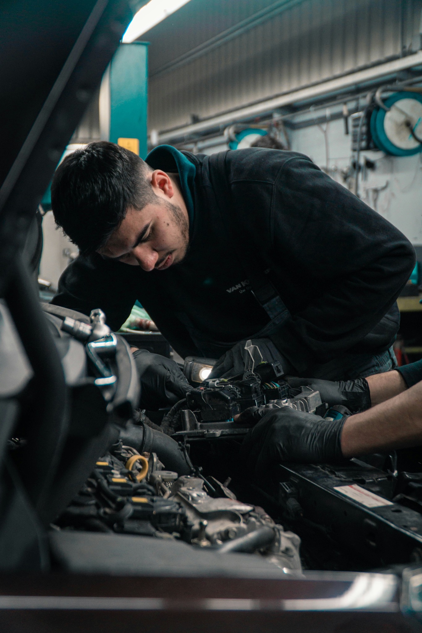 Nahaufnahme konzentrierter handwerklicher Arbeit