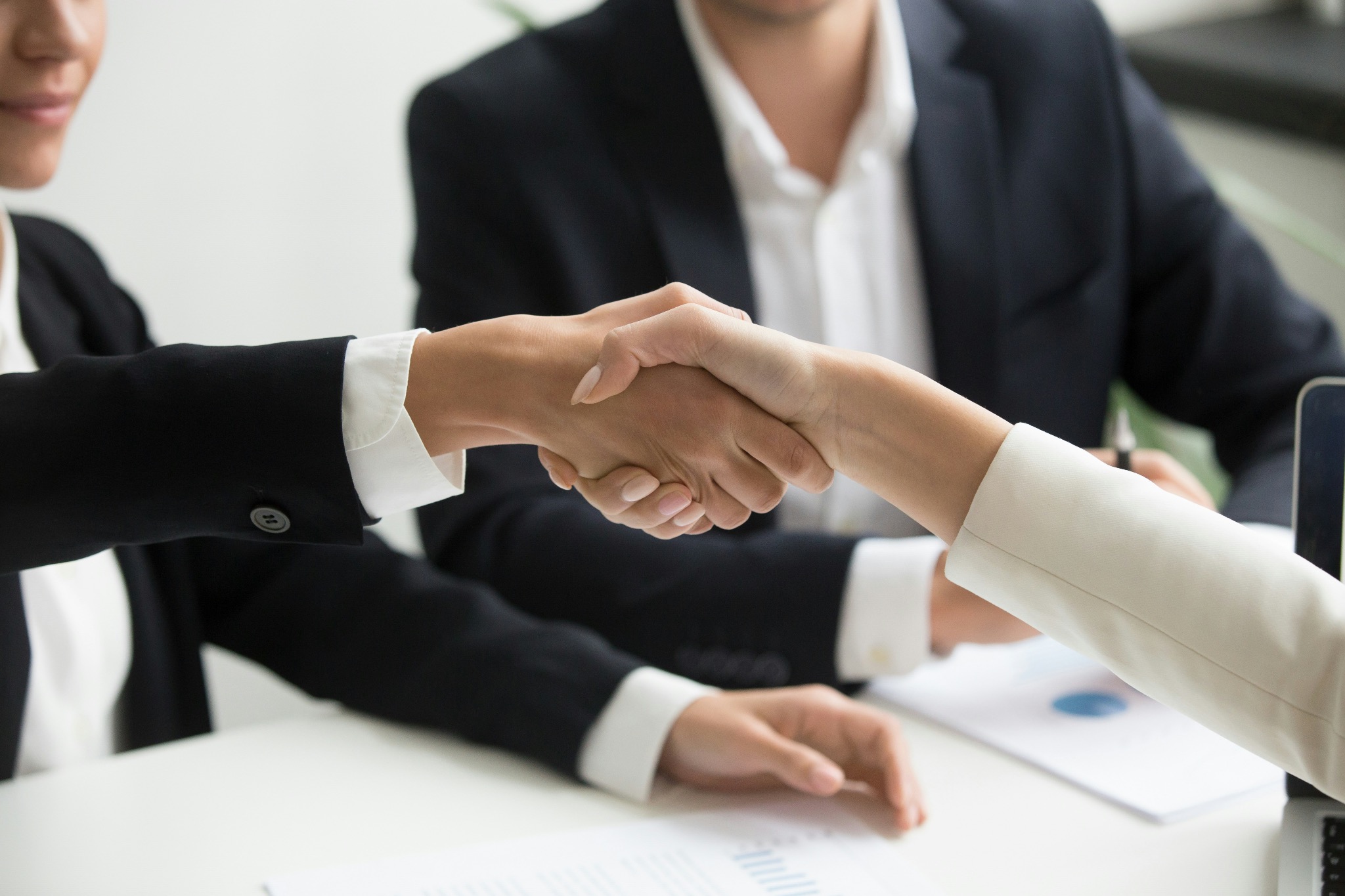 Handshake als Symbol für Vertrauen und professionelle Zusammenarbeit