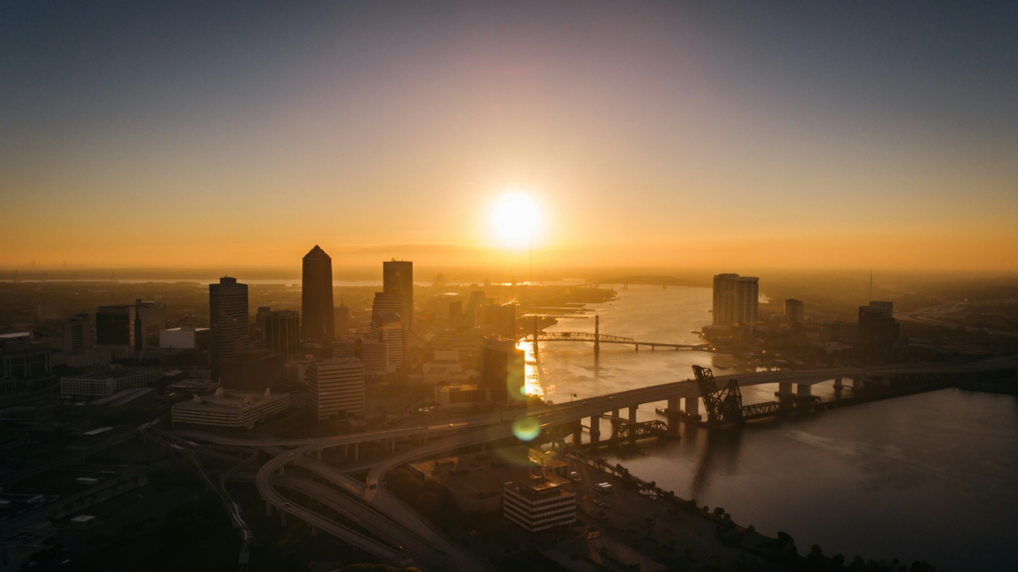 Skyline bei Sonnenaufgang als Banner für einen professionellen, modernen Website-Stil